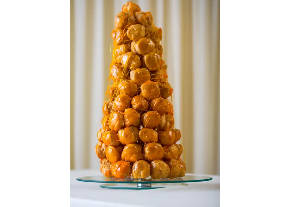 Bolo de casamento em pirâmide, uma espécie de croquembouche